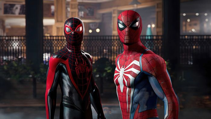 Ảnh chụp màn hình Spider-Man 2 Marvel's hiển thị Peter và Miles trong bộ đồ