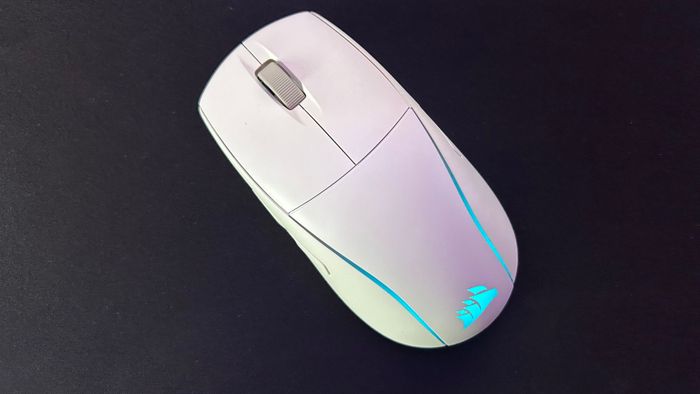 Chuột chơi game Corsair M75 Wireless trên một tấm lót chuột màu đen