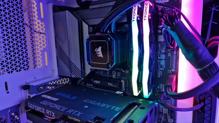 Hình ảnh xem xét của RAM T-Force Delta RGB DDR5 được sáng lên trong một PC chơi game