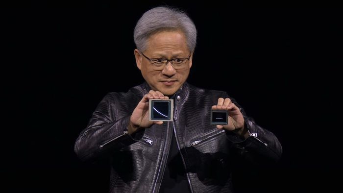 Jensen Huang cầm hai GPU Nvidia Blackwell