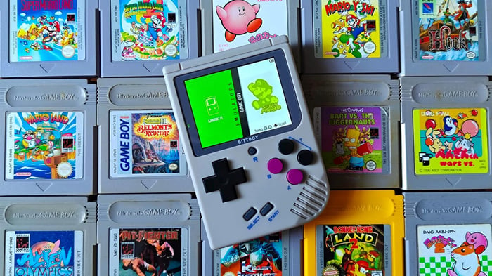 Bittboy cầm tay cổ điển đặt trên các thẻ Game Boy cũ 