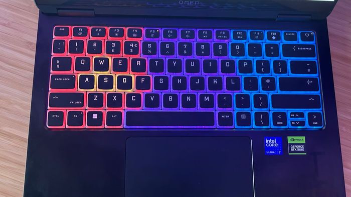 Bàn phím laptop chơi game HP Omen Transcend 14 gần với ánh sáng RGB