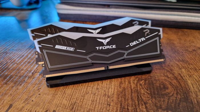 Các thanh RAM T-Force Delta RGB DDR5 màu đen trên một chân đế