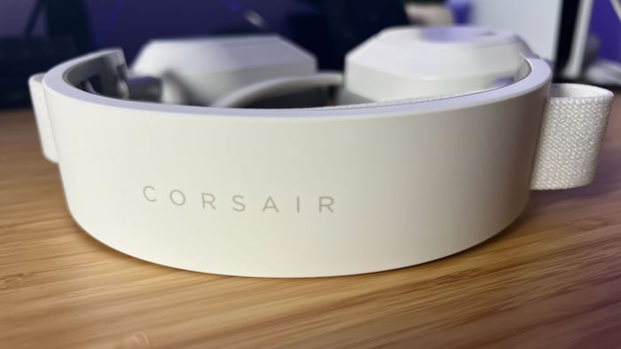 Close-up dải đầu của tai nghe Corsair HS80 Max hiển thị logo