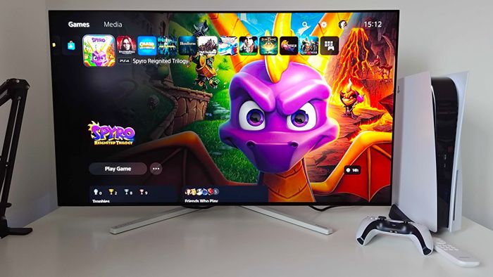 Màn hình Philips Evnia 42M2N8900 với menu PS5 trên màn hình và nghệ thuật Spyro the Dragon Reignited Trilogy