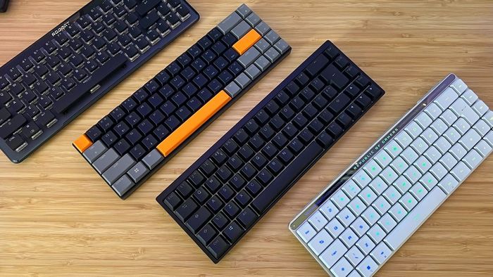 Bàn phím chơi game Asus ROG Falchion RX low profile, Endgame Gear, Cherry MX LP 2.1, và Roccat Vulcan II Mini Pro Air trên một bàn làm bằng gỗ