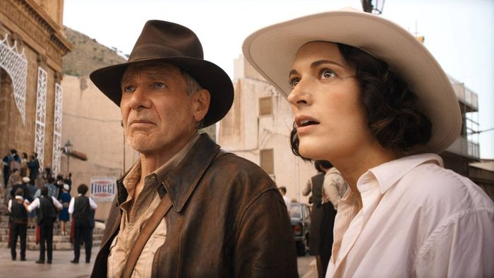 Harrison Ford và Phoebe Waller-Bridge trong Indiana Jones và Chiếc Đĩa Định Mệnh