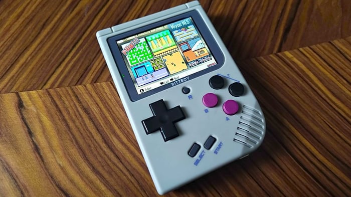 Bittboy cầm tay với menu phần mềm cho việc giả lập NES