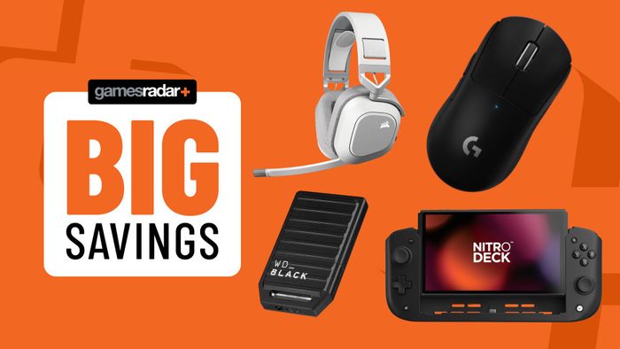 Bàn phím Nitro Deck, tai nghe Corsair, thẻ mở rộng WD Black, và chuột Logitech trên nền cam với huy hiệu Big Savings