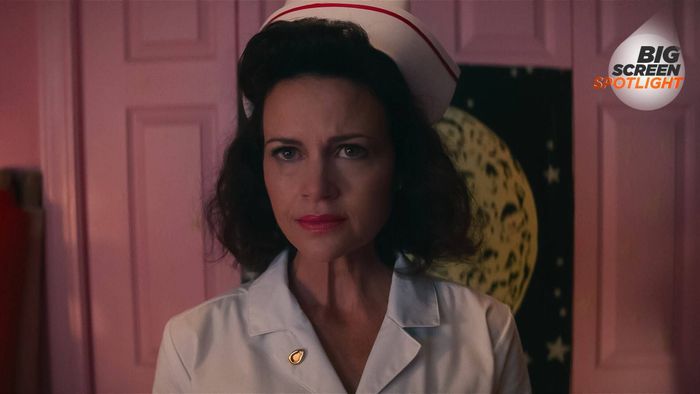 Carla Gugino vai diễn Janet trong Lisa Frankenstein