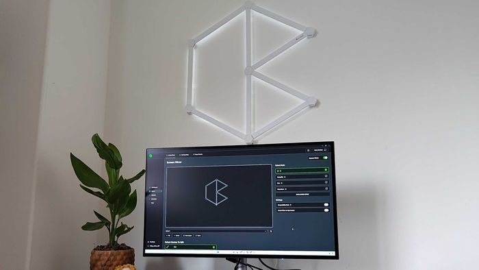 Bộ kit Nanoleaf Lines được chiếu sáng với ứng dụng trên màn hình