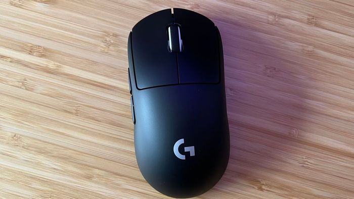 Xem từ trên xuống của chuột Logitech G Pro X Superlight 2 trên một bàn làm việc gỗ