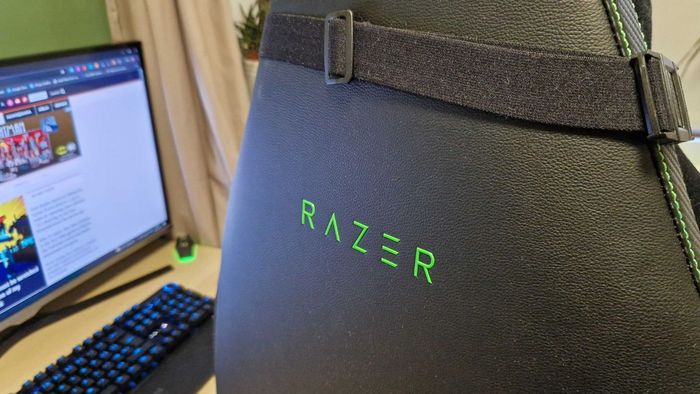 Chiếc ghế Razer Iskur V2 nhìn từ phía sau, với logo Razer nổi bật trên lưng