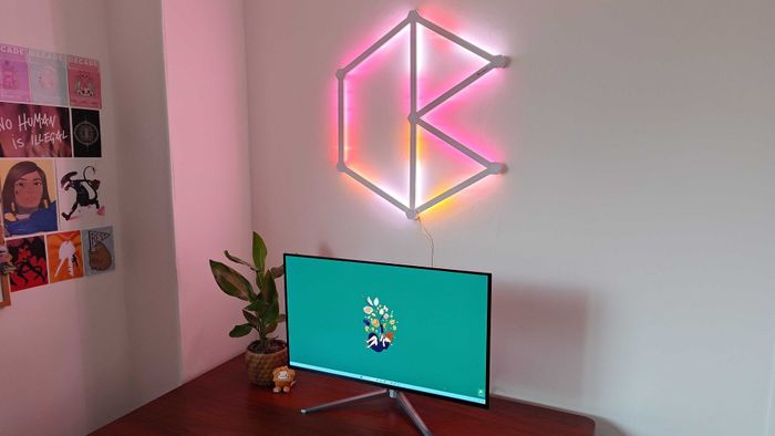 Nanoleaf Lines được lắp đặt trên bàn chơi game với màn hình ở trên cùng