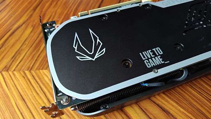 Bảng sau của Nvidia GeForce RTX 4070 Super với logo Zotac và từ 'live to game' in