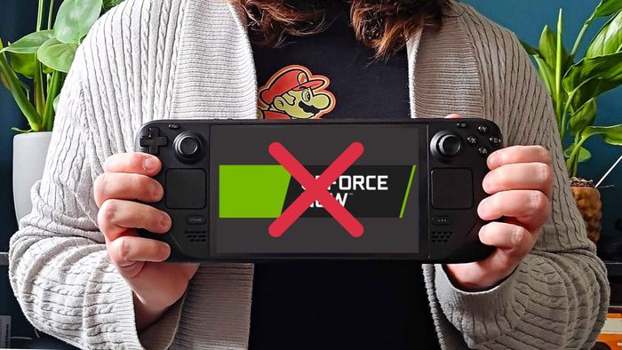 Steam Deck được giữ với logo của Nvidia GeForce Now được gạch bỏ trên màn hình