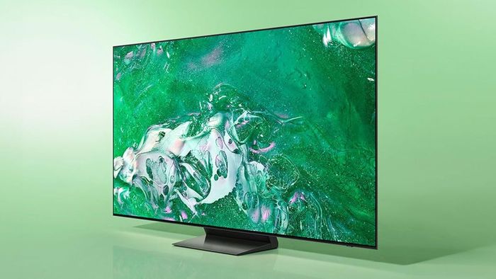 TV Samsung QN55S90D với phông nền màu xanh