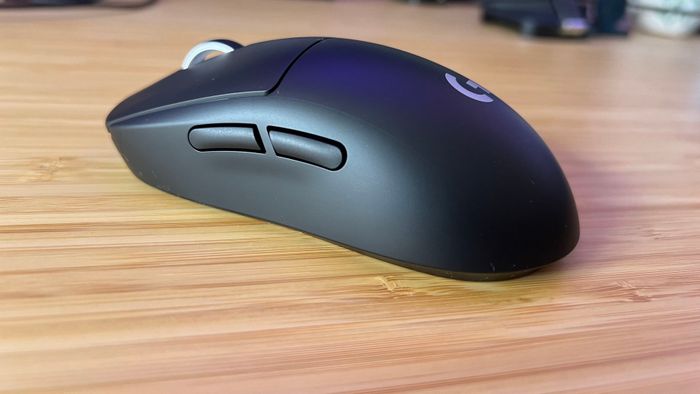 Chuột Logitech G Pro X Superlight 2 trên một bàn gỗ