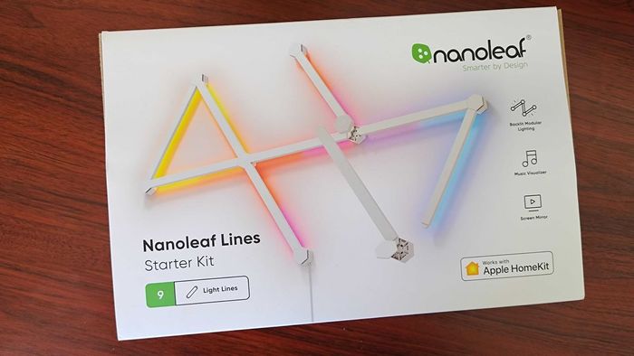 Hộp Nanoleaf Lines đặt trên bàn