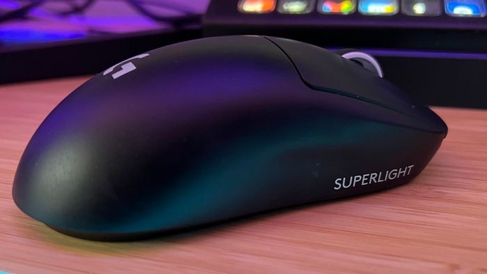 Logitech G Pro X Superlight 2 từ bên trên một bàn gỗ