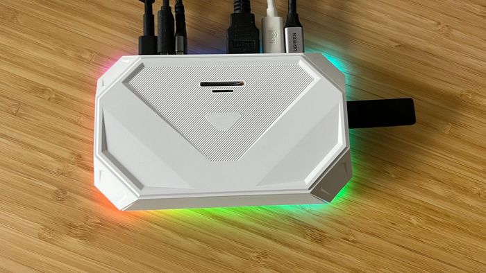 Bức ảnh từ trên xuống của Đế kết nối JSAUX RGB với dây cáp kết nối trên một bàn làm việc gỗ