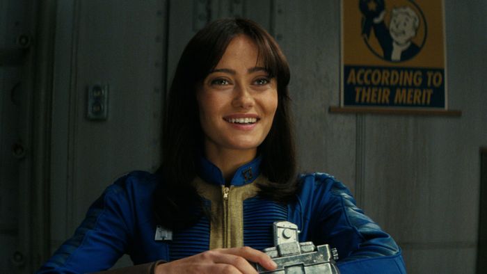 Ella Purnell đang đeo một Pip-Boy trong Fallout