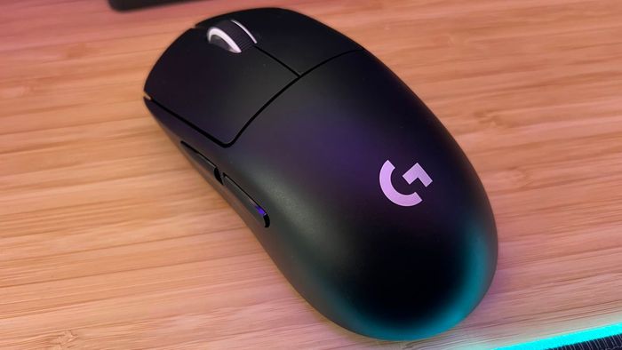 Chuột chơi game Logitech G Pro X Superlight 2 trên một bàn gỗ