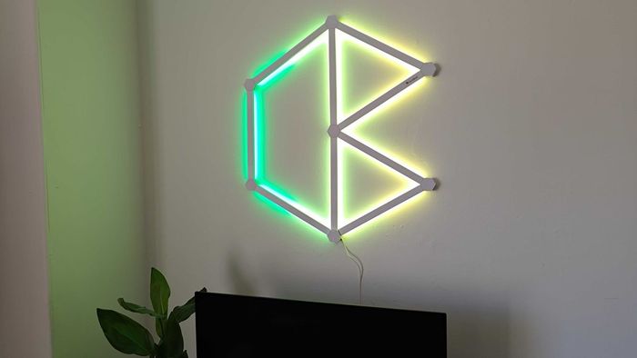 Nanoleaf Lines gắn trên tường màu trắng