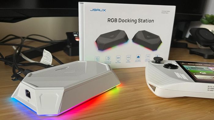 Thiết bị và hộp của Đế kết nối JSAUX RGB trên một cái bàn gỗ