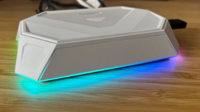 Đế kết nối JSAUX RGB với ánh sáng được bật trên bàn làm việc gỗ