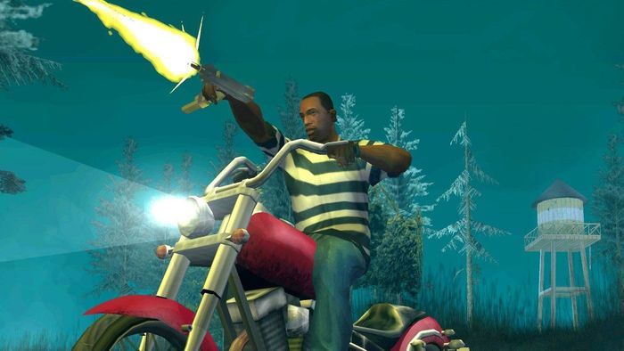 Carl Johnson điều khiển một chiếc xe máy và bắn súng máy vào đêm trong GTA: San Andreas.