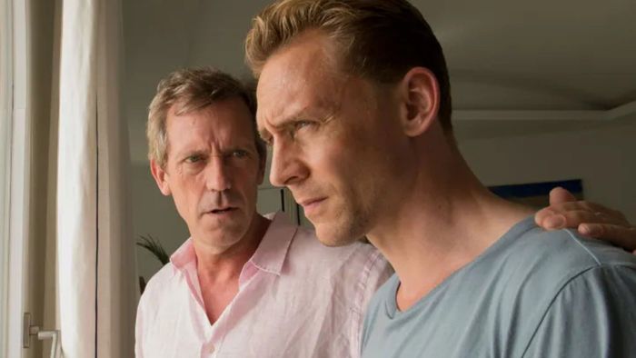 Tom Hiddleston và Hugh Laurie trong The Night Manager