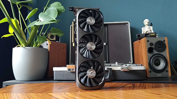 Nvidia GeForce RTX 4070 Super đứng thẳng trên bàn màu gỗ