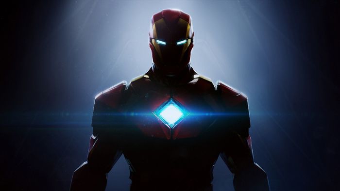 Iron Man nhìn chằm chằm vào người chơi trong một căn phòng tối