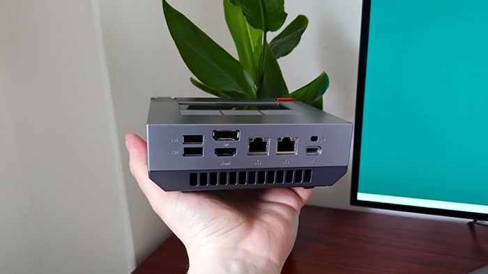 Cầm Ayaneo Mini PC AM02 với các cổng sau hướng về phía trước