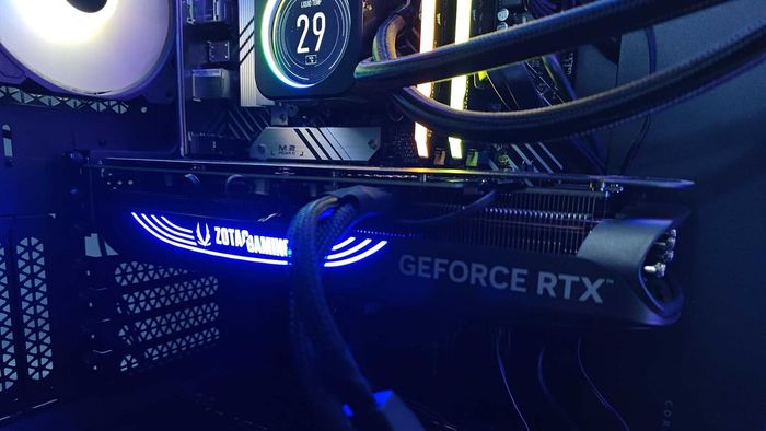 Nvidia GeForce RTX 4070 Super được lắp đặt trong case với logo Zotac Gaming được làm sáng lên