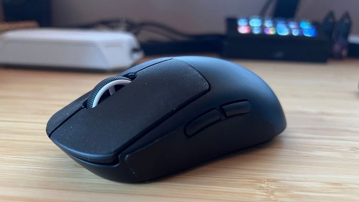 Chuột Logitech G Pro X Superlight 2 từ bên có dán băng keo bám