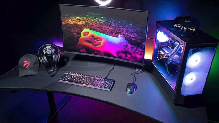 Bàn chơi game ultrawide Arena của Arozzi với màn hình, bàn phím và chuột trên mặt bàn