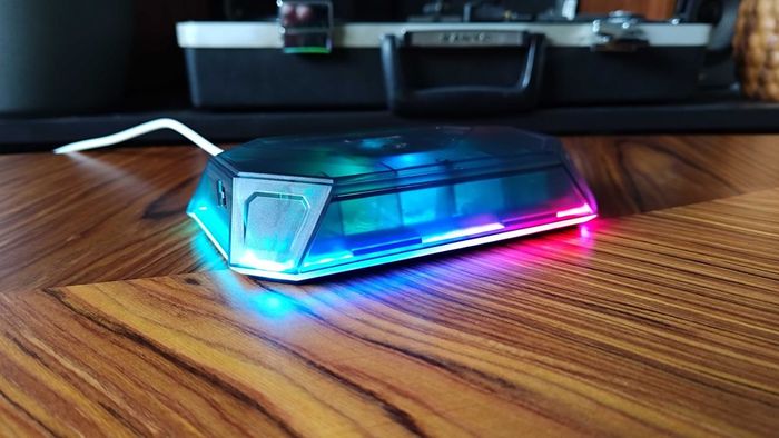 Trạm đậu Steam Deck RGB của Jsaux với đèn sáng trên bàn làm bằng gỗ