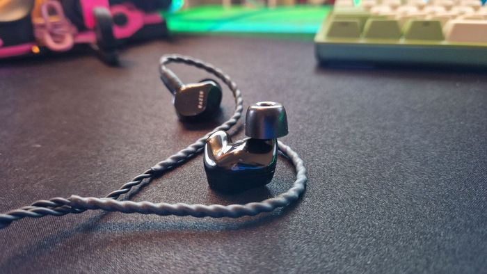 Ảnh đánh giá Razer Moray cho thấy các đường cong ergonomic phù hợp với bản chất hình học của tai người