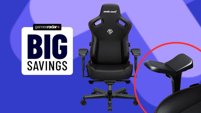 Ghế chơi game Kaiser 3 Pro của AndaSeat đứng bên cạnh một con dấu tiết kiệm lớn. Ở góc đó có một vòng màu đỏ quanh một hình ảnh của tay vịn 5D của ghế