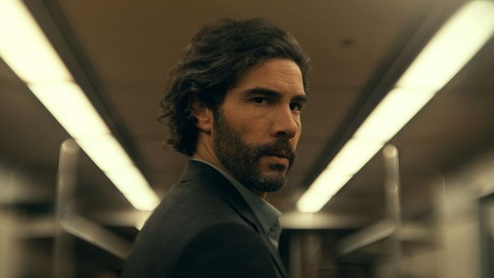 Tahar Rahim vai Ezekiel Sims trong Madame Web