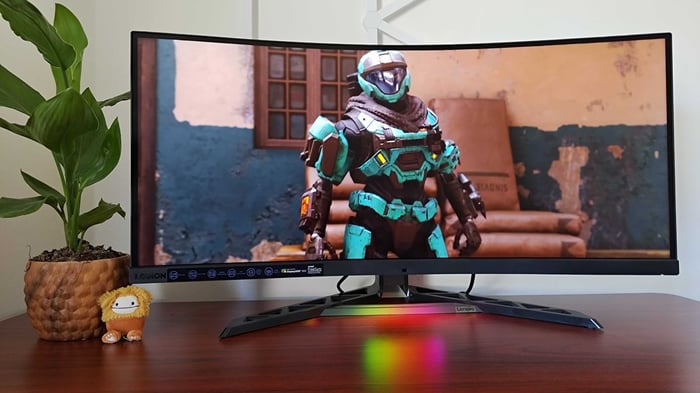 Lenovo Legion Y34wz-30 với trò chơi Halo Infinite multiplayer trên màn hình với Spartan ở giữa