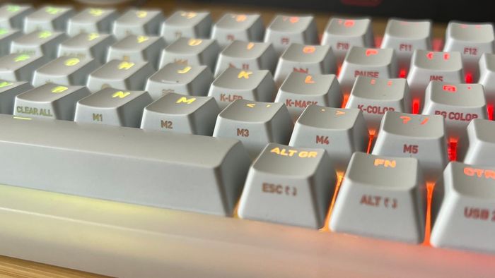 Chụp gần các keycap của Cherry XTRFY K5V2 trên các phím macro