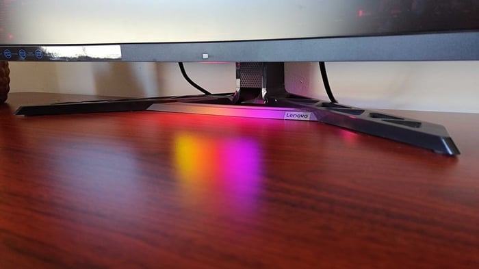 Chân đế Lenovo Legion Y34wz30 với ánh sáng RGB chiếu sáng trên bàn