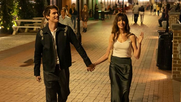 Nicholas Galitzine và Anne Hathaway trong Ý Tưởng Của Bạn