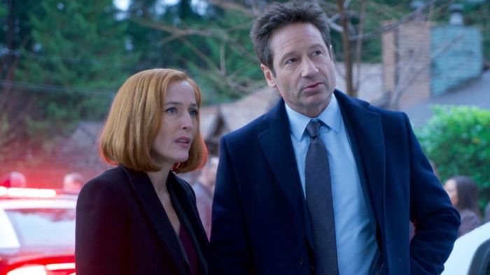 Gillian Anderson và David Duchovny trong The X-Files