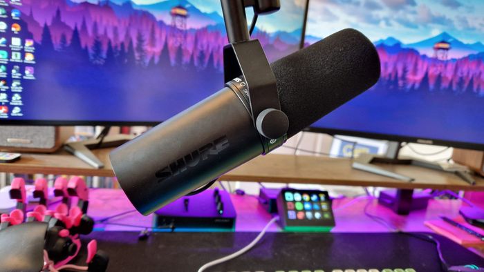 Shure SM7dB gắn trên một cánh tay boom phía trước hai màn hình chơi game