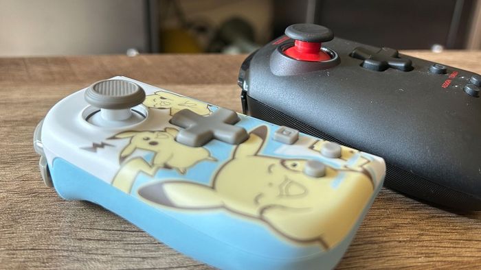 Hori Split Pad Pro so với cụm thumbsticks Compact gần