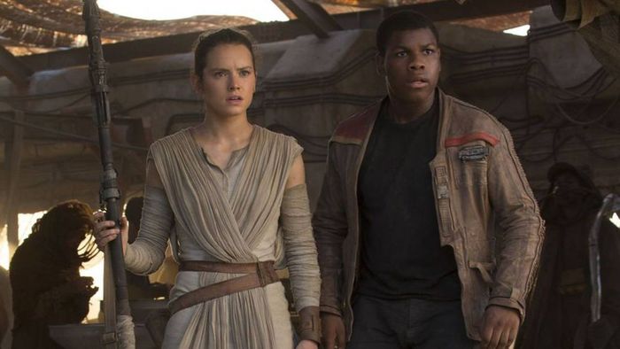 Daisy Ridley và John Boyega trong Star Wars: The Force Awakens